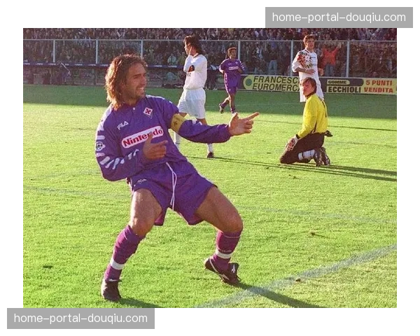 “足球与艺术”展览在佛罗伦萨开幕，巴蒂斯图塔雕像亮相