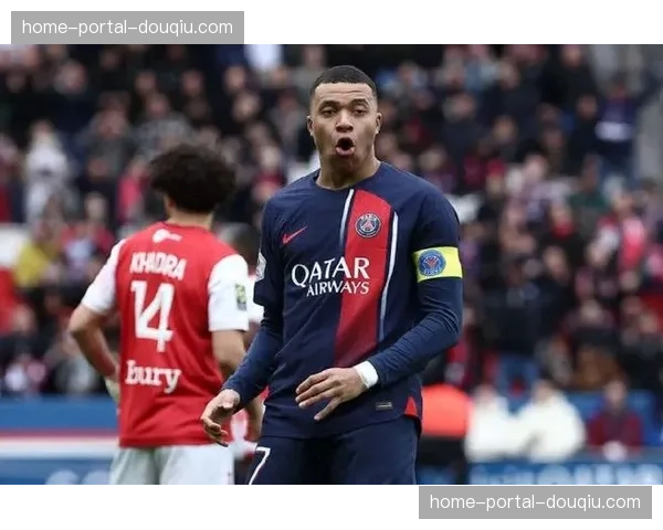 特写镜头：兰斯球员紧盯姆巴佩无球跑动，一次成功的战术执行